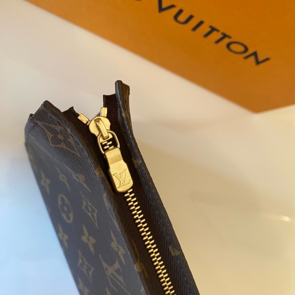 Authentic Louis Vuitton toiletry 19 - Picture 3 of 6